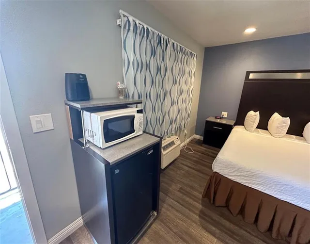 2 Queen Beds Suite, Non-Smoking, Micfridge، Motel6 Yuba City, CA 3/6