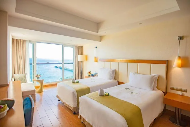 غرفة بسريرين منفصلين بإطلالة على البحر بشرفة، Ocean View Resort Yalong Bay 1/1