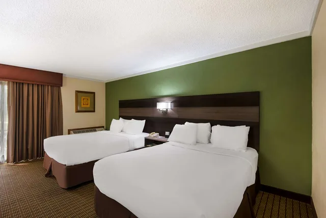 غرفة بسريرين كوين بإطلالة على الفناء بشرفة في الطابق الأرضي، Best Western Prairie Inn & Conference Center 1/4