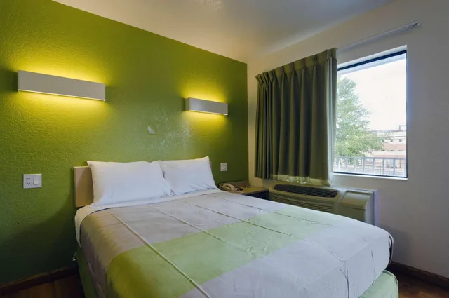 1 Full Bed - ADA/RI Shower, Smoking، Motel6 Camp Springs, DC - South Camp Springs 7/10