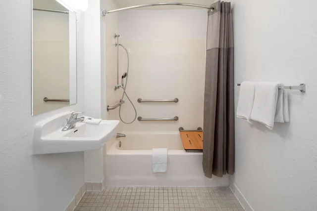 1 Full Bed - ADA/Tub/Mini Fridge، Motel6 Ventura, CA - South 7/9