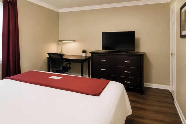 جناح بسريرين كوين بغرفتي نوم بمطبخ صغير، Plantation Oaks Suites & Inn Millington 4/10