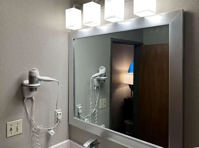 غرفة بسرير كوين، Econo Lodge Spring Lake near Fort Bragg 4/4