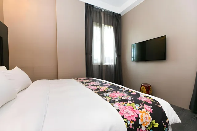 غرفة أساسية بسرير كينج وسرير كوين بحوض استحمام، Pokara Resort 2/2