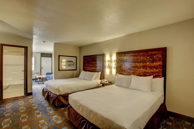 Pointe, Suite, 2 Queen Beds, Sofa, Low Floor، The Nautical Beachfront Resort 3/6