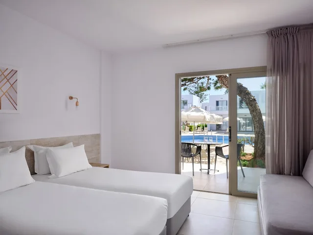 غرفة بسرير مزدوج أو سريرين منفصلين بإطلالة على المسبح، Panthea Resort 1/2