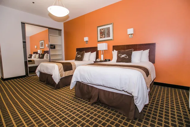 غرفة رباعية، Pointe Plaza Hotel 4/7