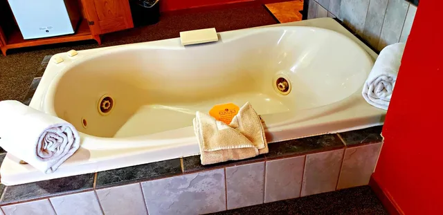 Carriage House, King Bed, Hot Tub، Berlin Heritage Inn 8/10