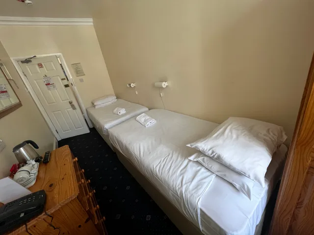 غرفة بسريرين منفصلين بحمام مشترك، Arran House Hotel 4/6