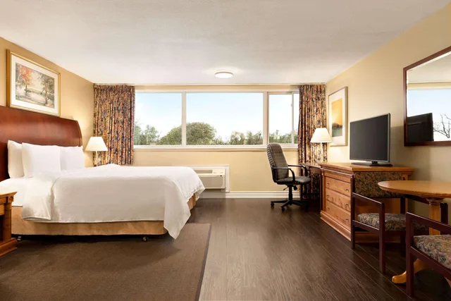 غرفة بسرير كوين، Travelodge by Wyndham Richmond Hill 1/1