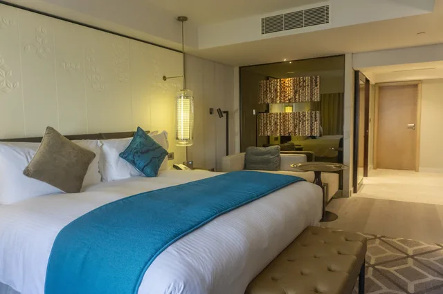 جناح بسرير كينج بإطلالة على البحر بشرفة، InterContinental Muscat 1/10