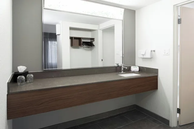 جناح بسرير كينج بغرفة نوم واحدة مع أريكة، Courtyard Chesapeake Greenbrier 4/6