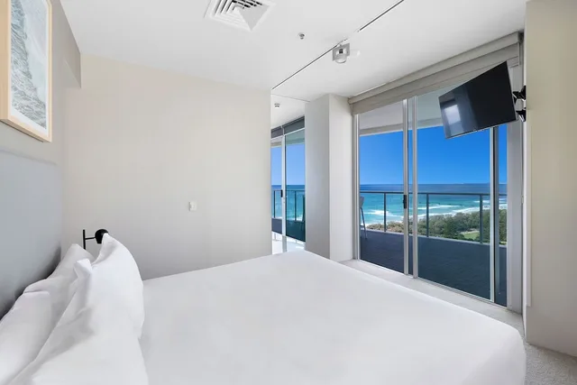 2 Bedrooms, Suite, King and Twin Beds, Ocean View, ULTIQA Air on Broadbeach 3/10