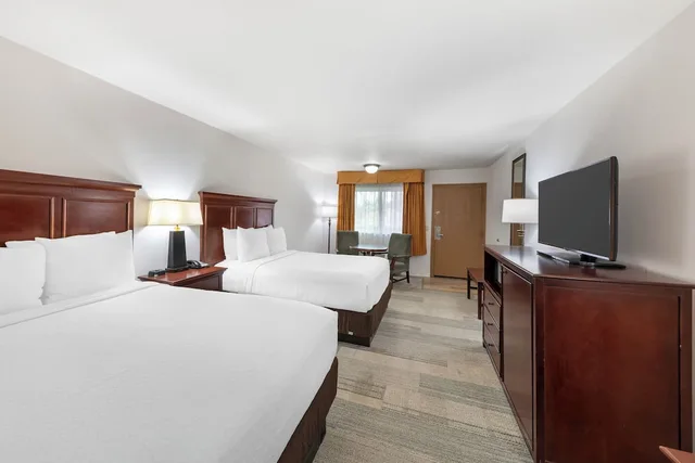 غرفة خارجية بسريرين كوين يُسمح فيها بالحيوانات الأليفة، Best Western Plus Redondo Beach Inn 1/6