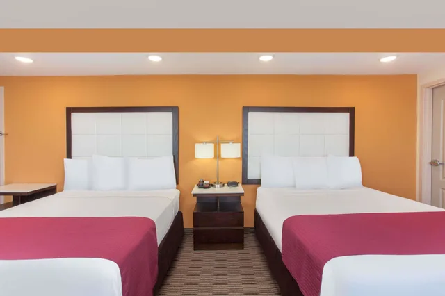 غرفة بسريرين مزدوجين، Ramada By Wyndham Culver City 5/5