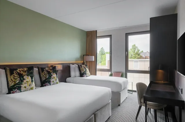 غرفة عائلية بسرير كوين وسرير فردي بإطلالة على القناة، Monet Garden Hotel Amsterdam 1/1
