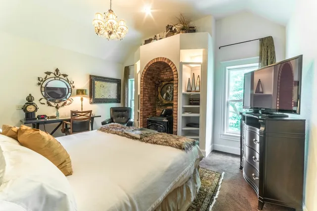 Emperor, King Bed، The Victoria B & B 1/4