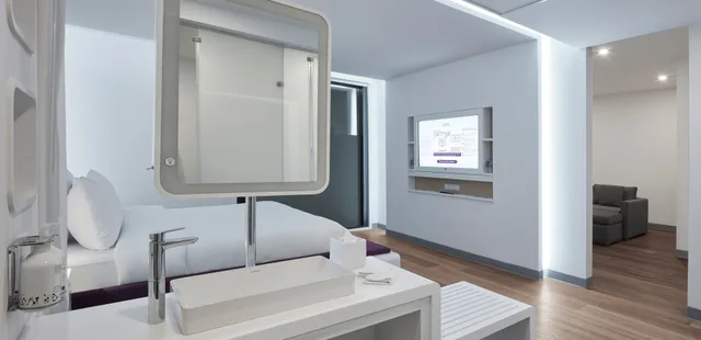 جناح جونيور بسرير كينج مع أريكة، YOTELAIR Istanbul Airport AIRSIDE 3/4