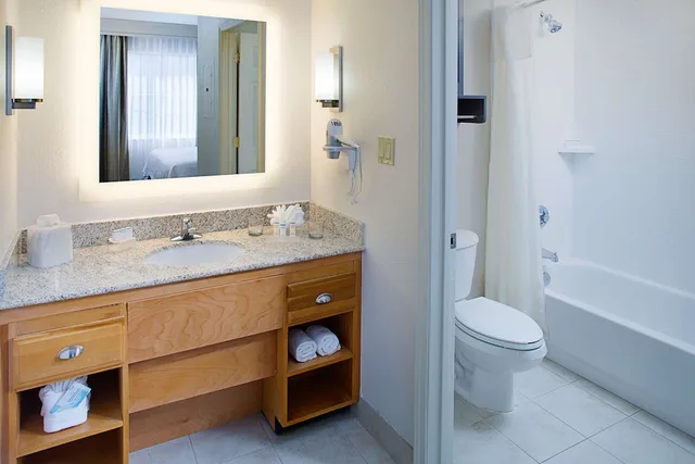 غرفة بسرير كينج بحوض استحمام لذوي الإعاقة، Homewood Suites By Hilton Albuquerque 3/4