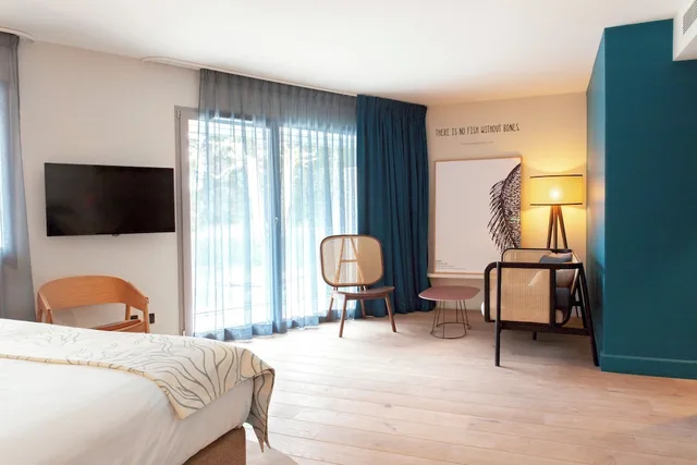 Standard, Queen Bed, Lake View, Black Bass 1/5