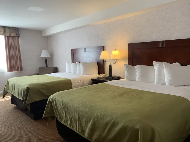 Standard, 2 Queen Beds, Prestige Aberdeen Lodge Kamloops 2/5