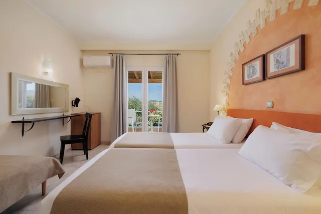 غرفة بانورامية ثلاثية بسريرين منفصلين بإطلالة على الجبل مع أريكة، Nefeli Hotel Corfu 1/5