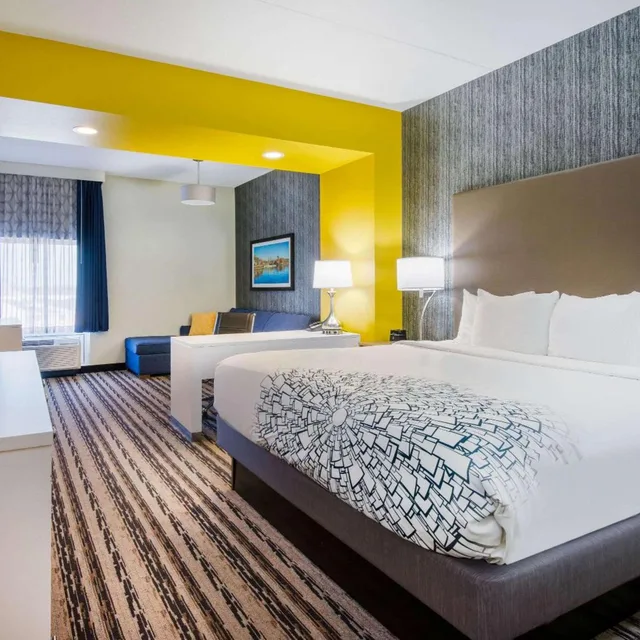 غرفة تنفيذية بسرير كينج مع أريكة، La Quinta Inn Suites By Wyndham Buffalo Amherst 1/8