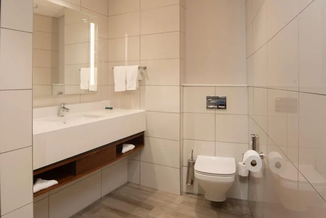 غرفة متصلة بسرير كينج وسريرين منفصلين، Hilton Garden Inn Mbabane Swaziland 7/10