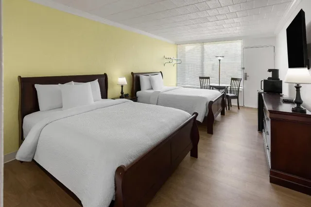 Courtyard, 2 Queen Beds، Tesla BioHealing Wellness Hotel & Resort, Ramada by Wyndham 1/4