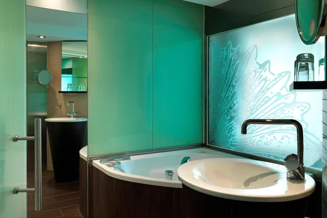 Design, Guest Room, King Bed, Sea View, Crystal Tower، Le Meridien Beach Plaza 5/10