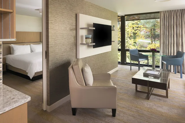 جناح بسرير كينج مع أريكة، JB Duke Hotel 8/8