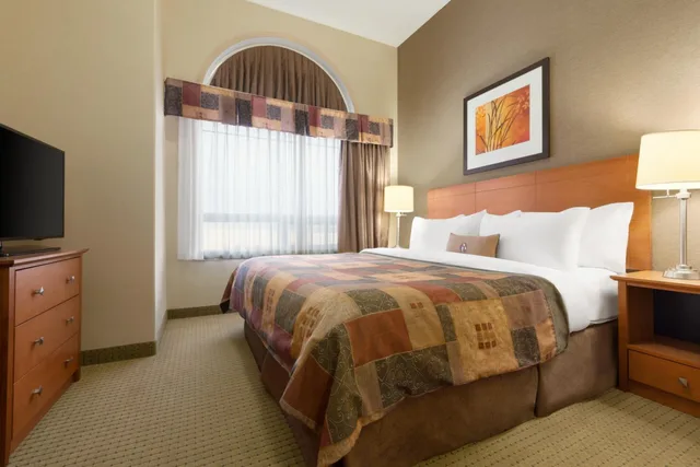 جناح ديلوكس بسرير كينج، Ramada By Wyndham Drayton Valley 2/5