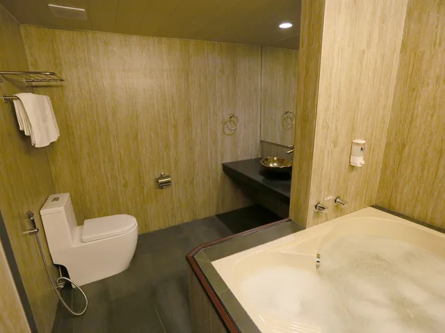 جناح بسرير كوين، Hotel Ava Malate, Manila 9/10