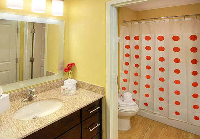 جناح بسريرين كوين بغرفتي نوم مع أريكة، Hawthorn Suites by Wyndham Cincinnati Northeast/Mason 2/2
