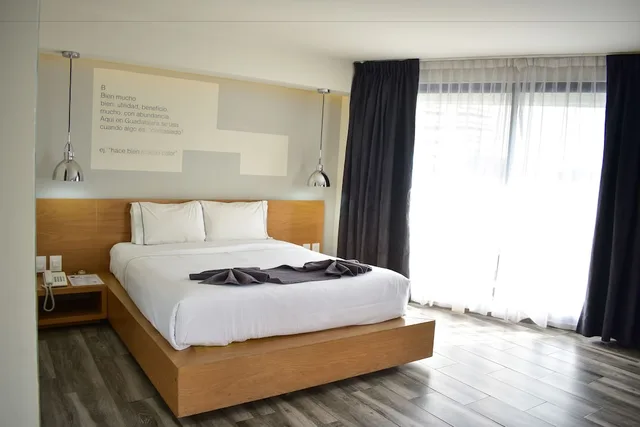 جناح جونيور بسرير كوين مع أريكة، Hotel Perla Central 2/3