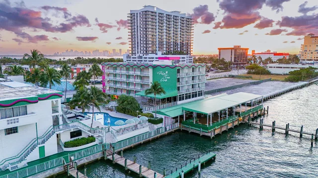 غرفة سوبيريور بشرفة، Palm Tree Club Miami Hotel 1/1