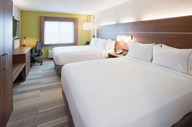 2 Queen Stndrd Communications Accessible، Holiday Inn Express Roseville-St. Paul 2/3