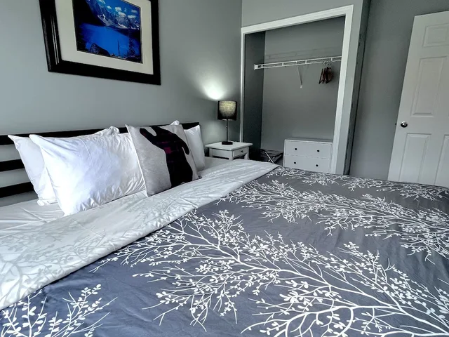 2 Bedrooms, Apartment, King Bed, No Air Condition, Sofa، Canadian Rockies Chalets 1/3