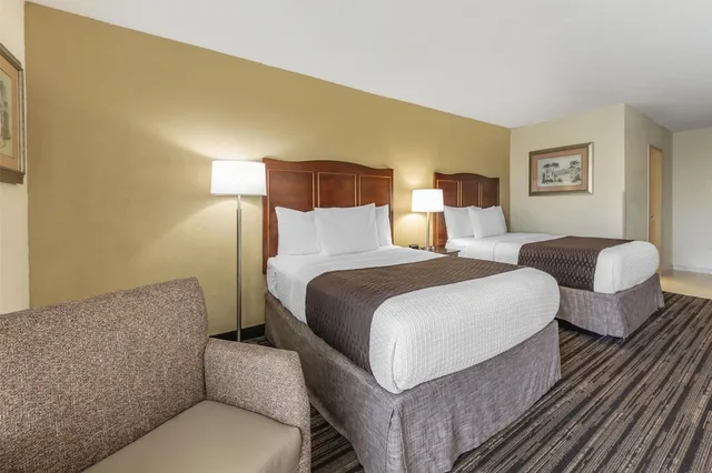 غرفة قياسية بسريرين مزدوجين بشرفة، Best Western Plus North Miami Bal Harbour 3/10
