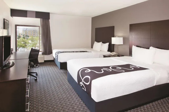 غرفة بسريرين مزدوجين، La Quinta Inn & Suites by Wyndham Charleston Riverview 2/3