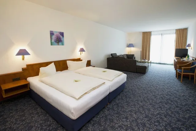 غرفة كومفورت بسريرين منفصلين مع أريكة، Alpina Lodge Hotel Oberwiesenthal 1/3