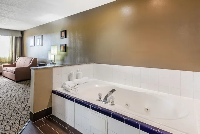 Suite, King Bed, Sofa, Jetted Tub, Bathtub, Comfort Inn and Suites Crystal Inn Sportsplex 8/8