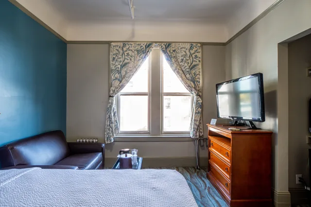 غرفة ديلوكس بسرير كوين بإطلالة على المدينة مع أريكة، Ram s Hotel 4/10