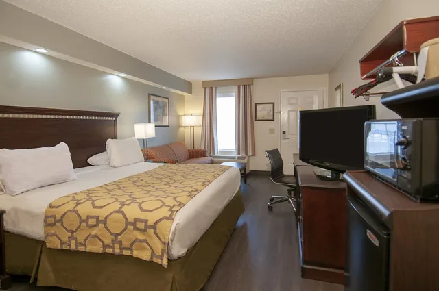 Standard, King Bed, Baymont by Wyndham Tuscaloosa 4/10