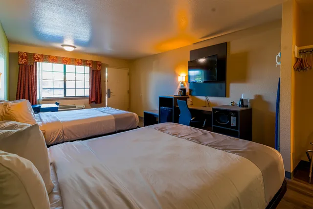 room, 2 queen beds, Oyo Hotel Yoakum West 5/8
