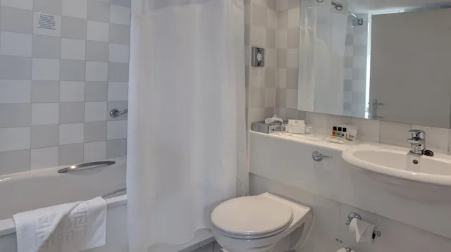 غرفة عائلية بسرير كوين وسريرين منفصلين، HOLIDAY INN BASINGSTOKE 3/8