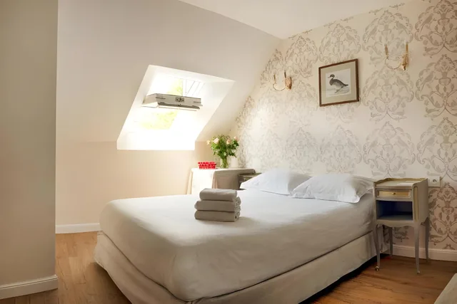 Mansard, Double Bed، Hotel France Et De Guise 1/1