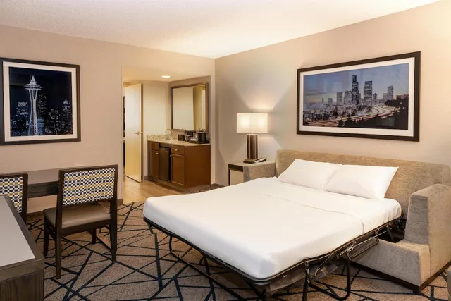 غرفة بسريرين كوين مع أريكة، Embassy Suites by Hilton Seattle Bellevue 1/7