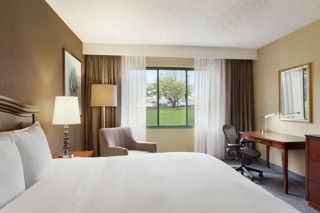 جناح بسرير كينج بغرفتين مع أريكة، Doubletree By Hilton Detroit Novi 1/2