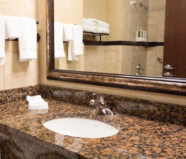 جناح بسرير كينج بشرفة بغرفتين مع أريكة في طابق مرتفع، Drury Inn & Suites Flagstaff 4/4